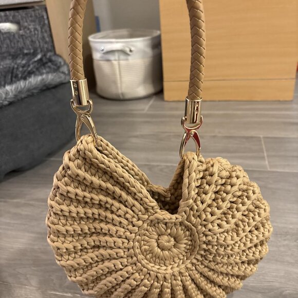 Neiman Marcus Handwoven Crochet Seashell Bag with Pearl Chain Handle - Picture 5 of 7